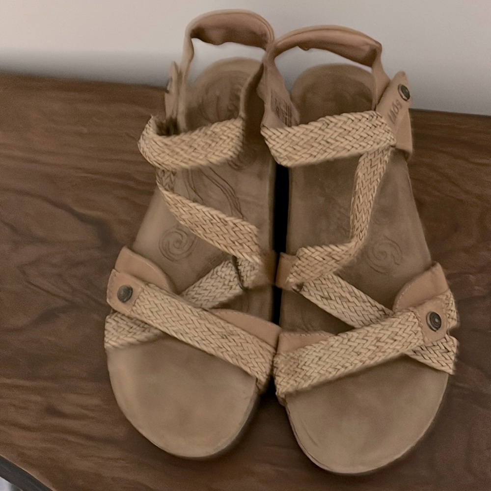 Taos Trulie Brand new camel color size 8